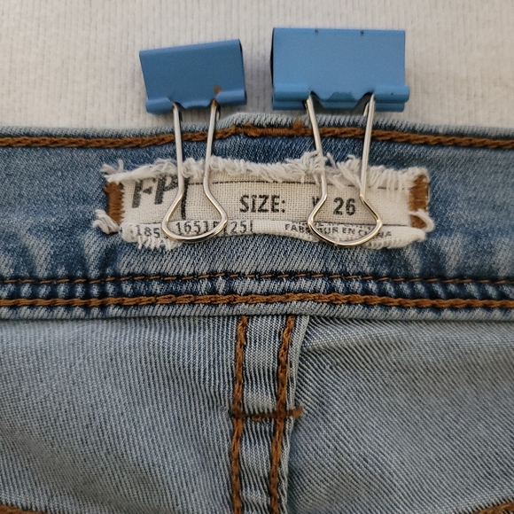 Free People Low-rise, light wash Skinny Jeans, size 26 - Picture 7 of 8